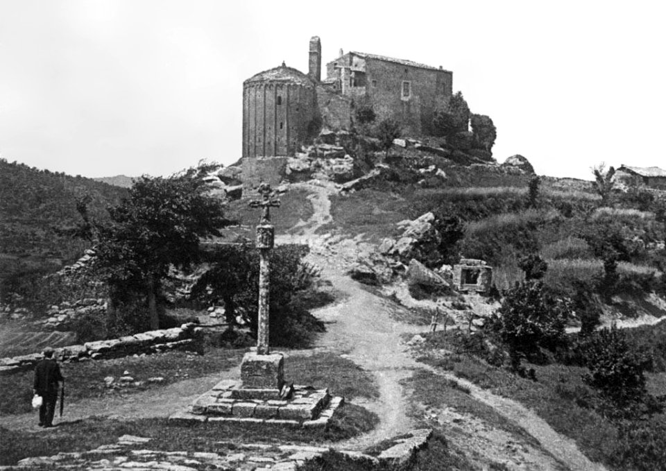 L'església vella de Madrona, i una creu de terme en primer terme