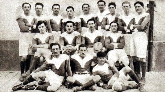 L'US Thuir en 1920 (Eugène Ribère porteur du ballon)