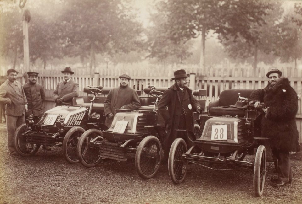L'écurie Georges Richard, au Concours des Automobiles à Alcool (1901) (Collection Jules Beau. Photographie sportive) T. 16. Années 1901 et 1902