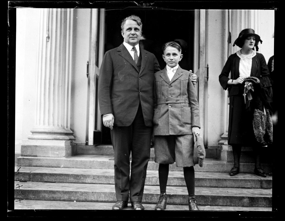James J. Davis with boy at White House, Washington, D.C. LCCN2016891410