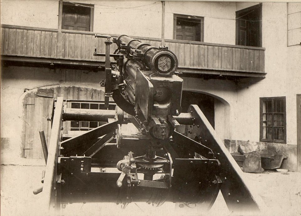 L.F.A. Kanone Nro.l.Ansicht der Höhenrichtmaschine mit den feinen Richtvorrrichtungen und dem Rohre von rückwärts. Aufgenommen am 5. Juli 1916. (BildID 15477085)