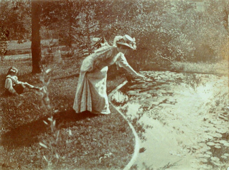 Jane Majorelle devant une pièce d’eau dans le jardin de la Villa Majorelle 003.7.1.46