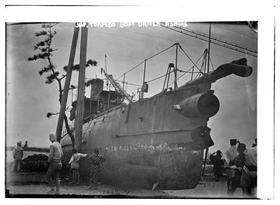 Jap(anese) torpedo boat driven ashore LCCN2014689501