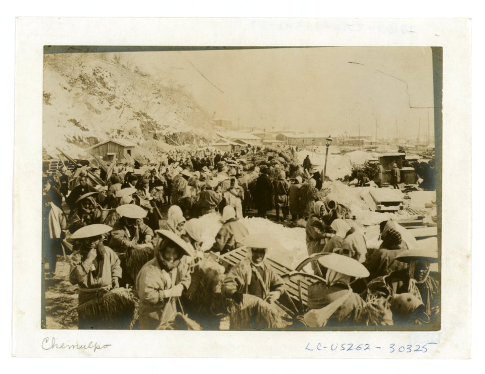 Japanese and Korean coolies removing supplies from wharf of Chemulpo LCCN2005679330