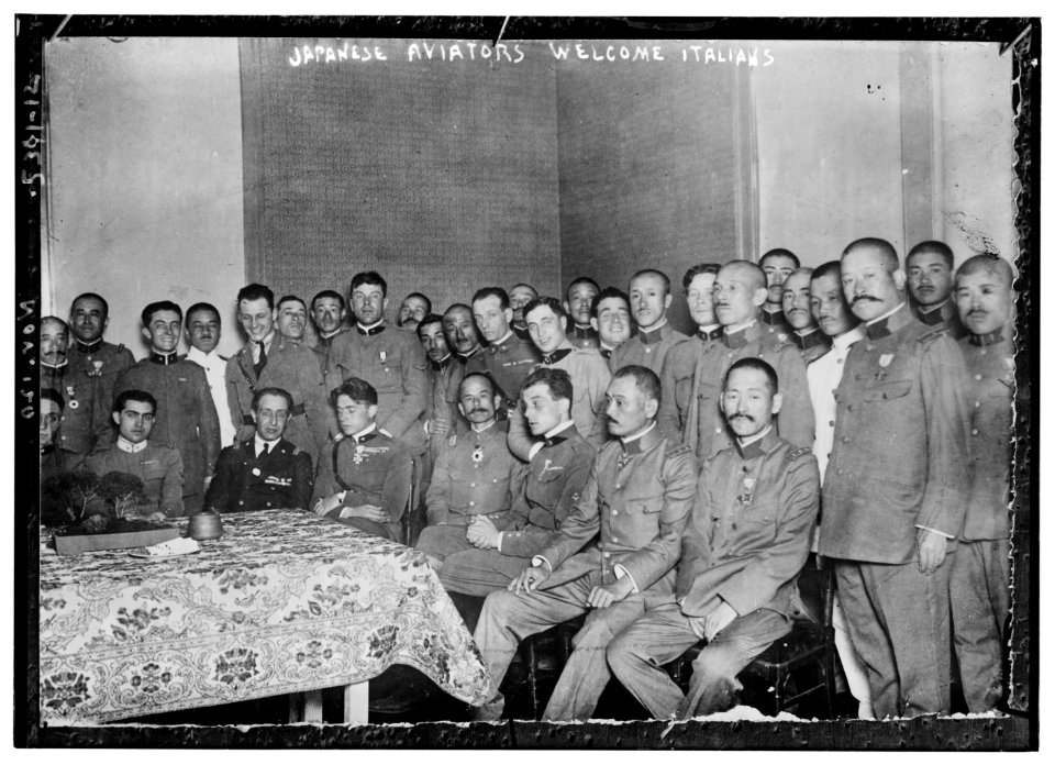 Japanese aviators welcome Italians LCCN2014719605