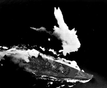 Japanese battleship Yamato under attack in the East China Sea on 7 April 1945 (L42-09.06.05)