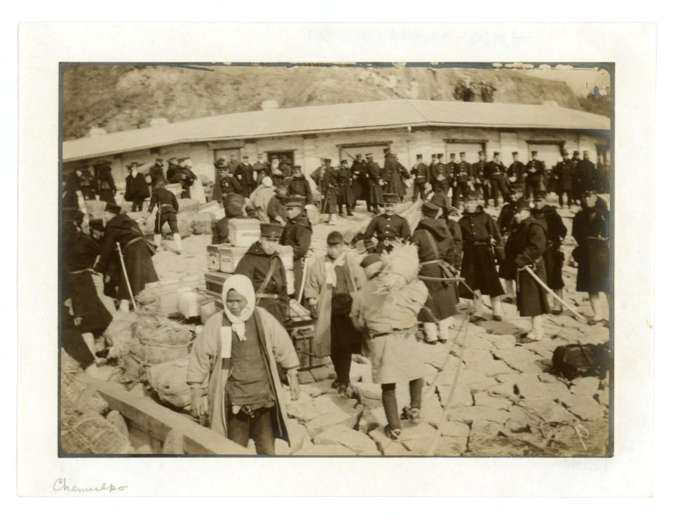 Japanese cavalry troops watching over their supplies on the beach at Chemulpo LCCN2001695599