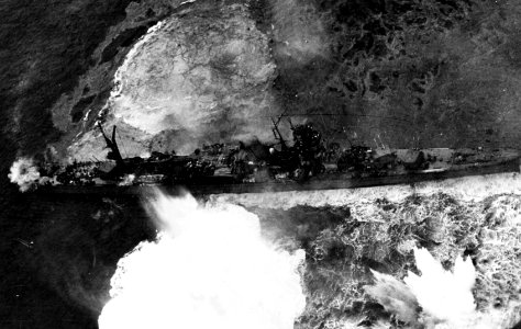 Japanese light cruiser Yahagi under attack by U.S. planes, 7 April 1945 (NH 62583)