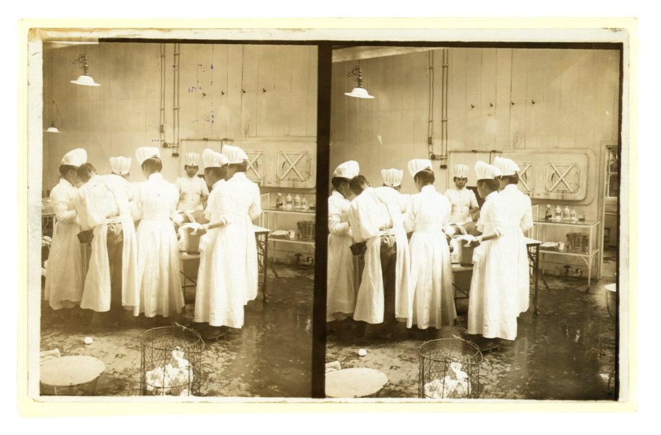 Japanese nurses and doctor during surgery LCCN2005679303