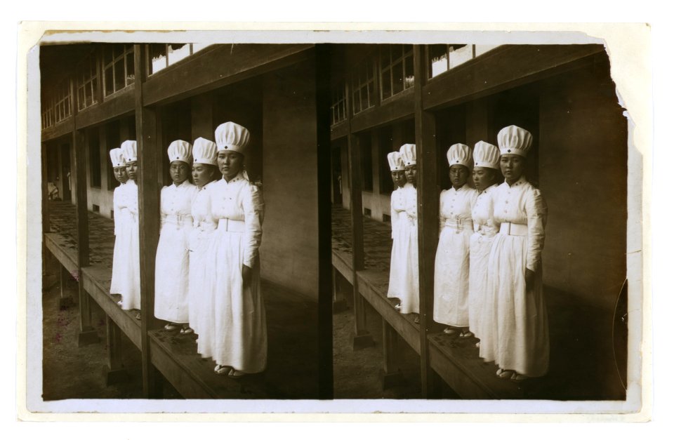 Japanese nurses attending to wounded soldiers in a hospital ward LCCN2005678644