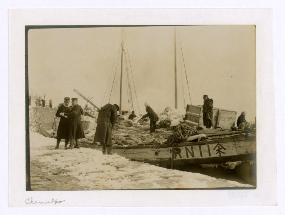 Japanese officers directing the unloading of supplies, Chemulpo LCCN2005679319