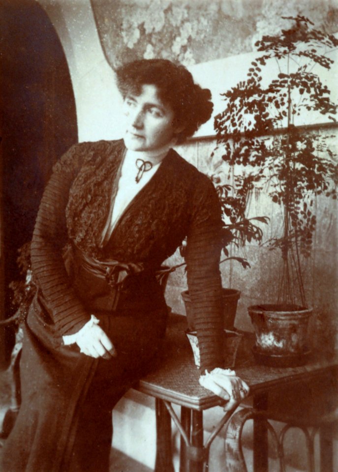 Jane Majorelle assise sur la terrasse de la Villa Majorelle 003.7.1.166