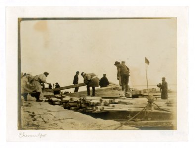 Japanese removing timbers from lighters at Chemulpo for erection of runways LCCN2005679318