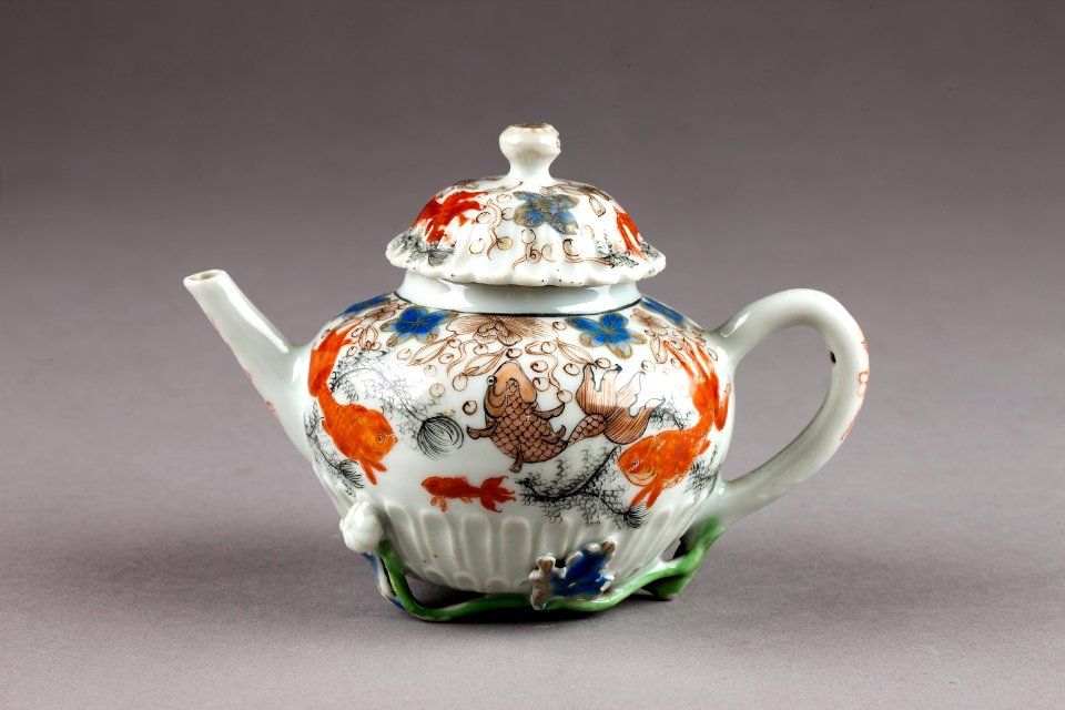 Japansk tekanna dekorerad med guldfiskar - Hallwylska museet - 96028