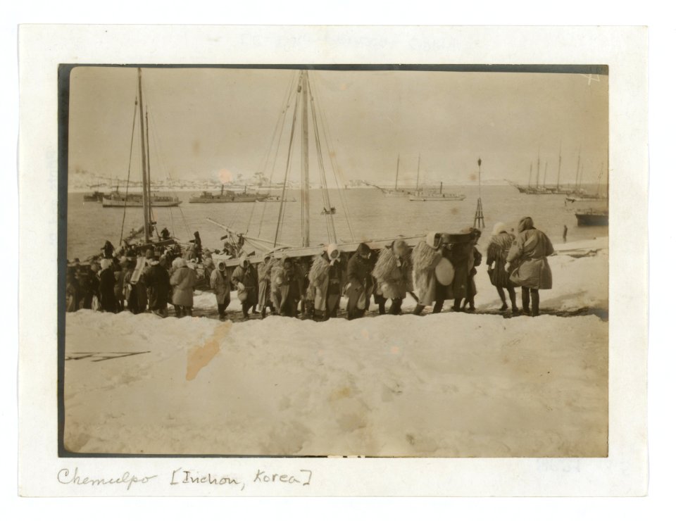 Japs bringing ashore beams for construction of landing places, Chemulpo LCCN2005679317
