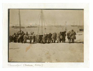 Japs bringing ashore beams for construction of landing places, Chemulpo LCCN2005679317