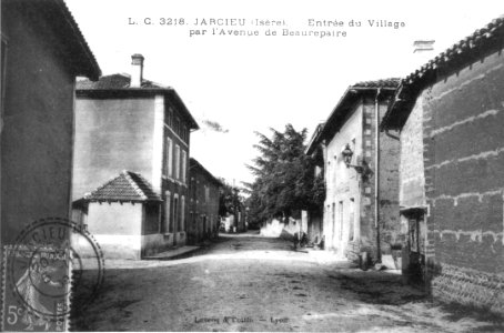 Jarcieu, entrée du village par l'avenue de beaurepaire en 1909, p 109 de L'Isère les 533 communes - photo Levenq & Cottin de Lyon photo