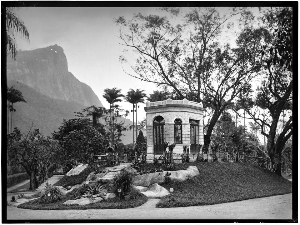 Jardim Botânico, à esquerda, o Morro do Corcovado