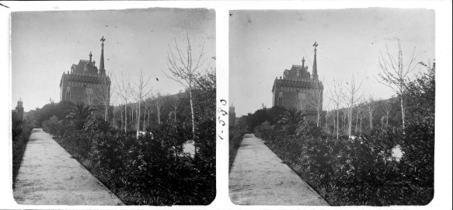 Jardí de la residència Bellesguard a contrallum