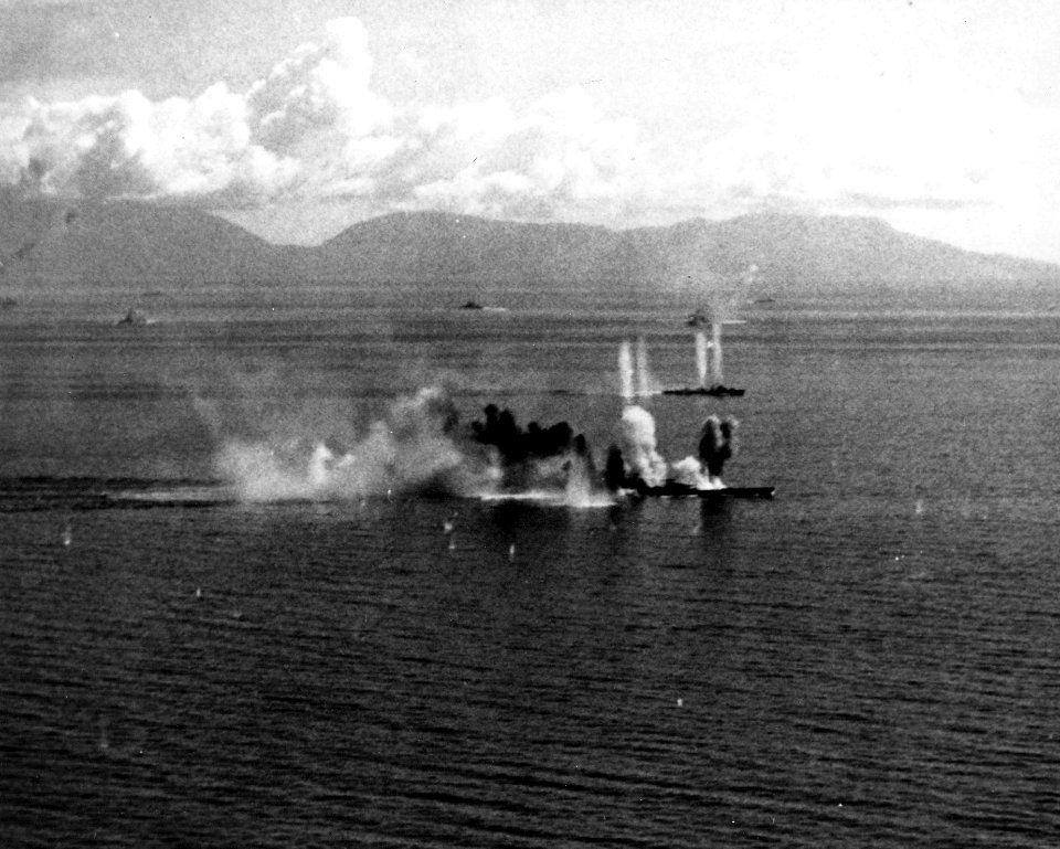 Japanese battleship Musashi and a destroyer under attack in the Sibuyan Sea, 24 October 1944 (NH 63432)