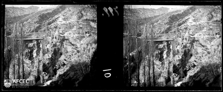 Jardins de la Font de Magnesia d'Antoni Gaudí amb restes de neu (AFCEC VIDAL B 00010)