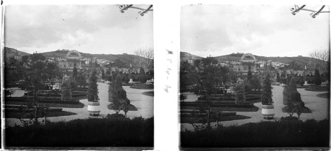 Jardins i tanca de la Torre dels Pardals ; vista cap a la muntanya