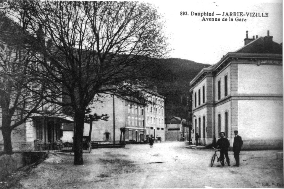 Jarrie, avenue de la gare en 1920, p 110 de L'Isère les 533 communes - Rdit V Pign 