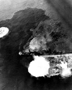 Japanese light cruiser Yahagi under attack by U.S. planes on 7 April 1945 (80-G-316084)