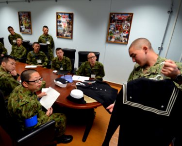 Japanese soldiers train with US Navy 131114-N-DP652-135
