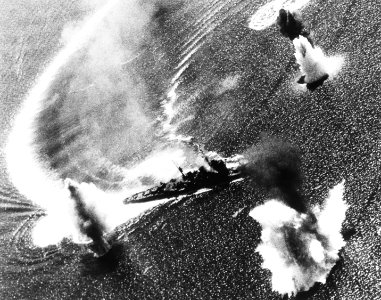 Japanese cruiser Nachi maneuvering under air attack in Manila Bay, Philippines, on 5 November 1944 (80-G-287018)