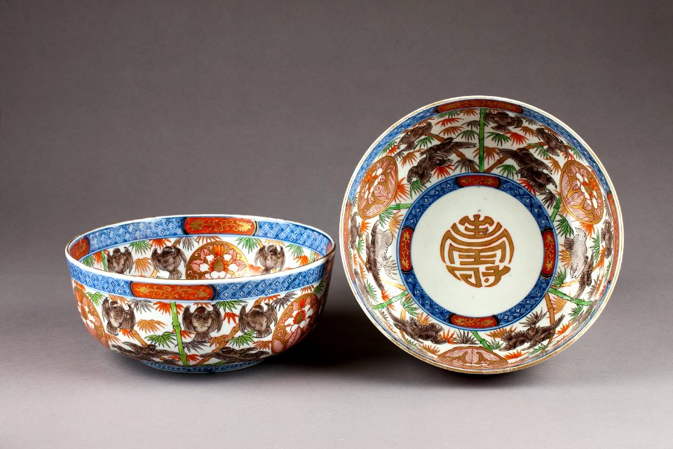 Japanska porslinsskålar från 1800-talet med i botten skrivtecknet Ju betydande långt liv - Hallwylska museet - 96058