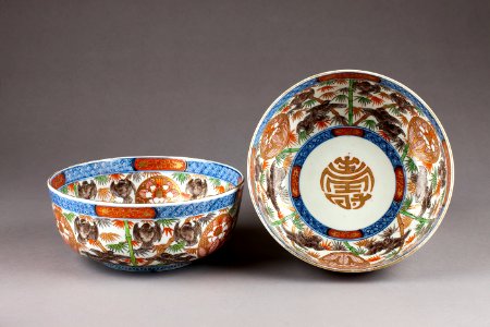 Japanska porslinsskålar från 1800-talet med i botten skrivtecknet Ju betydande långt liv - Hallwylska museet - 96058