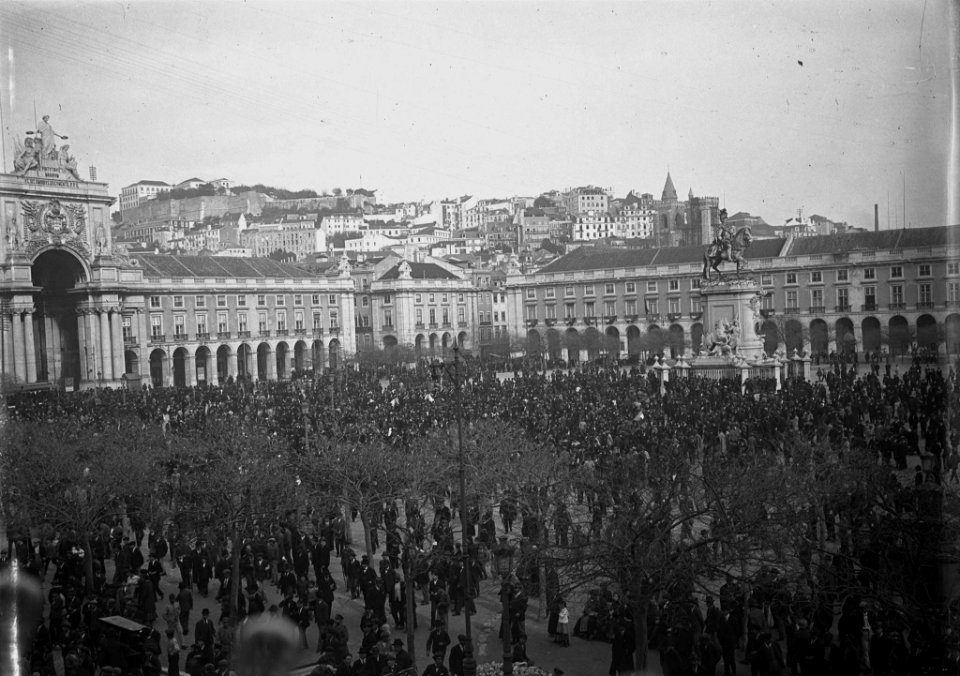 JBN001457 - A praça do Comércio durante a organização do cortejo que foi saudar o Chefe de Estado