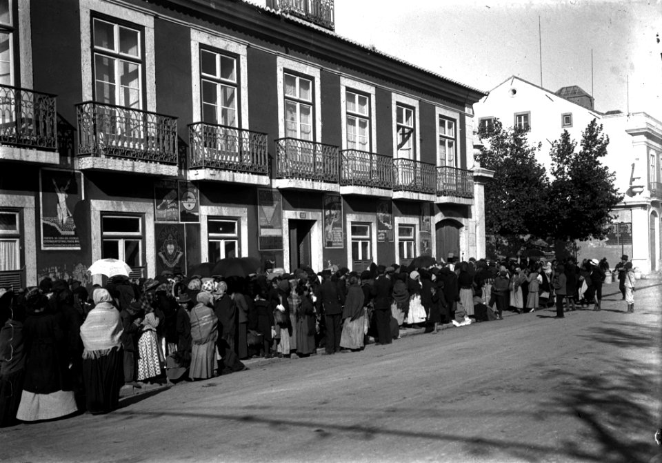 JBN001437 - Na Junqueira, as pessoas aguardam a abertura do armazém regulador de preços
