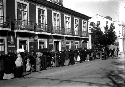 JBN001437 - Na Junqueira, as pessoas aguardam a abertura do armazém regulador de preços photo