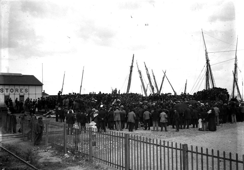 JBN001447 - Greve dos eléctricos, os grevistas reunidos num comício no Terreiro do Trigo