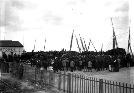 JBN001447 - Greve dos eléctricos, os grevistas reunidos num comício no Terreiro do Trigo