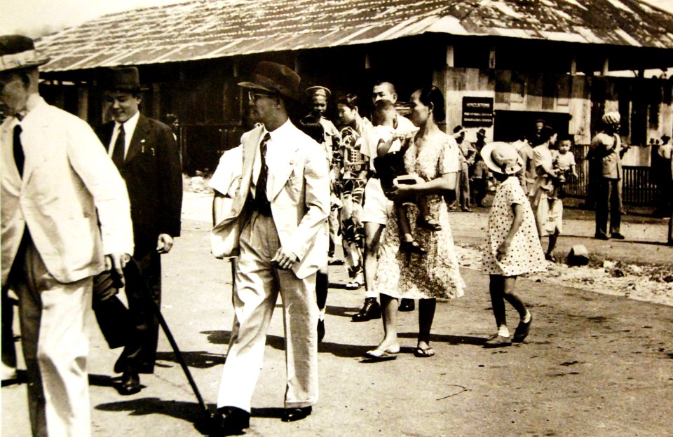Japanese nationals arriving at custom barriers while leaving Singapore, 1942 (23918242273)