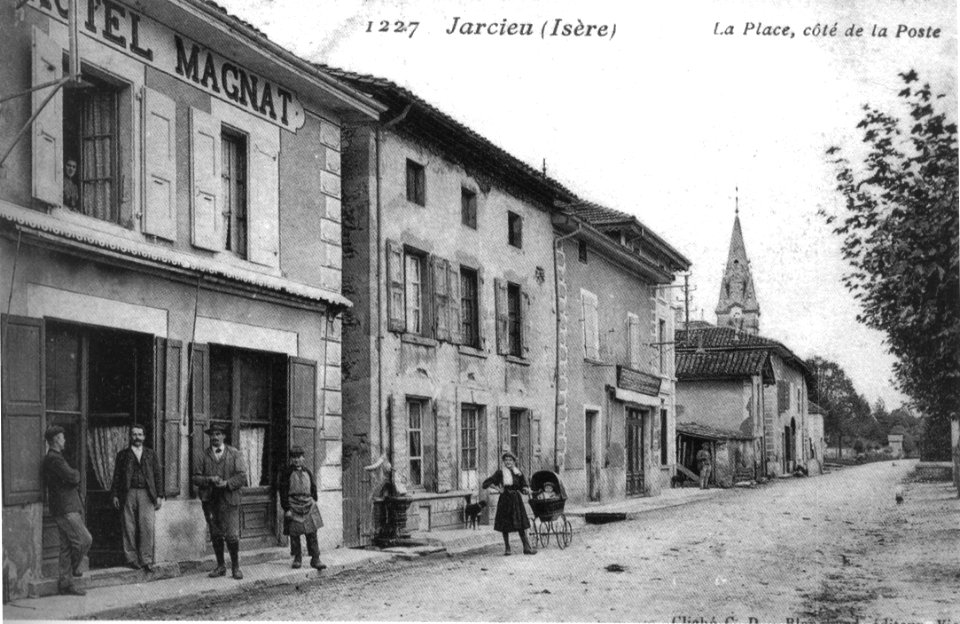 Jarcieu, la place côté de la poste, en 1908, p 109 de L'Isère les 533 communes - cliché C D Blanchard, éditeur à Vienne
