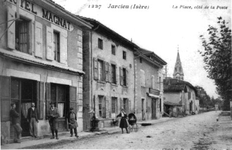 Jarcieu, la place côté de la poste, en 1908, p 109 de L'Isère les 533 communes - cliché C D Blanchard, éditeur à Vienne photo
