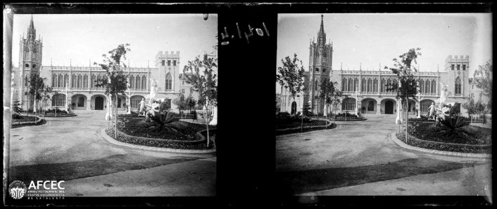 Jardins i façana del Palau Municipal de València edificat amb motiu de l'Exposició Regional Valenciana de 1910