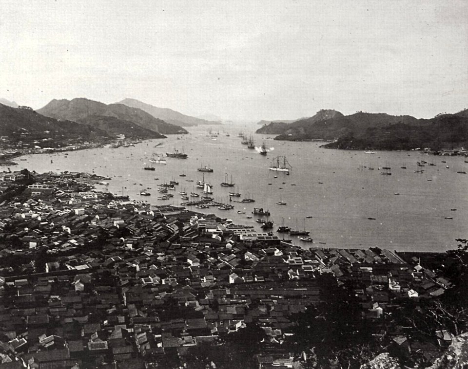 Japanischer Photograph - Die russische Flotte in der Bucht von Nagasaki. Die Fregatte »Pamjat' Asova« schießt am 15. April 1891 Salut. Nagasaki (Zeno Fotografie)