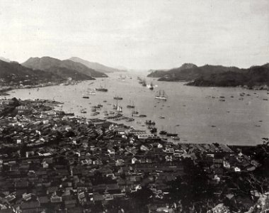 Japanischer Photograph - Die russische Flotte in der Bucht von Nagasaki. Die Fregatte »Pamjat' Asova« schießt am 15. April 1891 Salut. Nagasaki (Zeno Fotografie)
