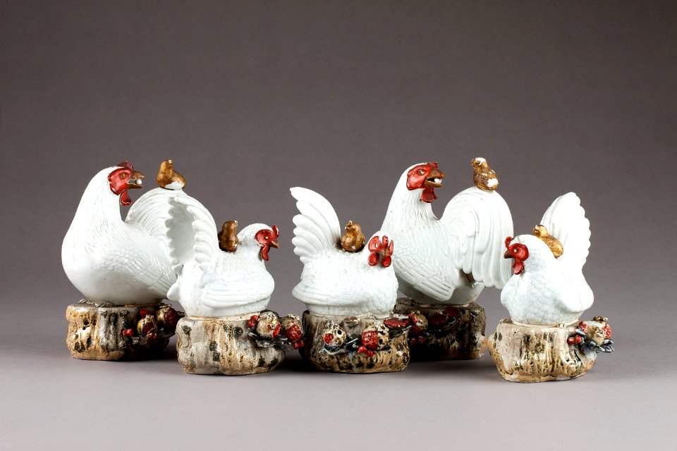 Japanska figurer från 1800-talet, höns och tuppar med kycklingar - Hallwylska museet - 96009