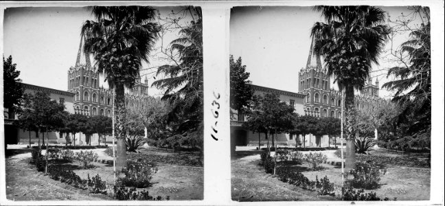 Jardí i vista de la façana de l ' escola jesuïta de Sant Ignaci a Sarrià