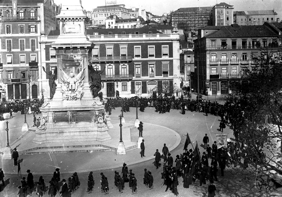 JBN001452 - A homenagem a Teófilo Braga, o cortejo junto do Monumento aos Restauradores