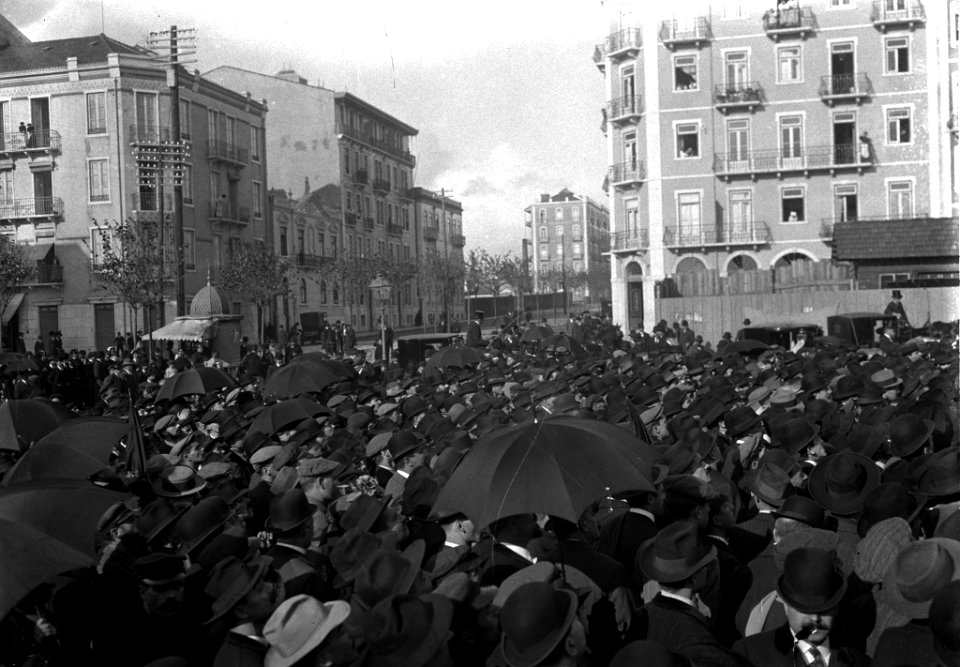 JBN001460 - Eleições em Lisboa, o povo aguarda a abertura da igreja dos Anjos