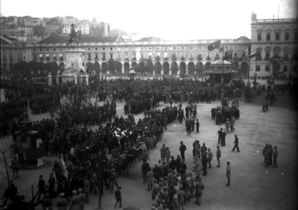 JBN001468 - Praça do Comércio durante a organização do cortejo que foi saudar o Chefe de Estado
