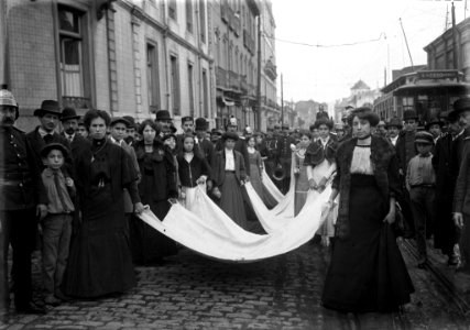 JBN001472 - Bando precatório promovido pelas alunas da escola Normal de Lisboa a favor das vítimas da revolução republicana photo