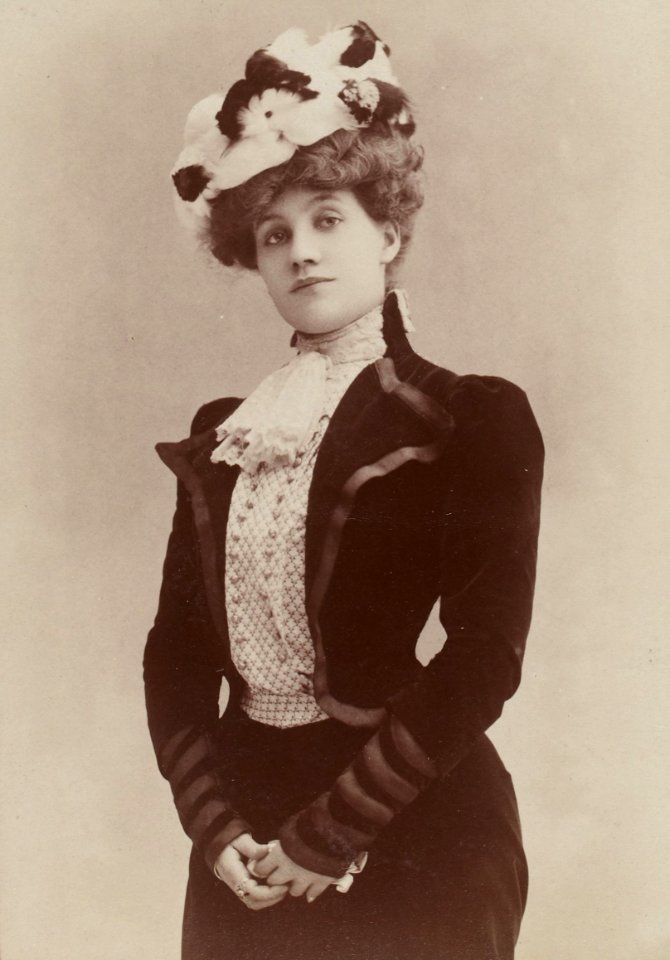 Jeanne Rolly, par Jean Reutlinger, btv1b8596925k-p038, 2 (cropped)